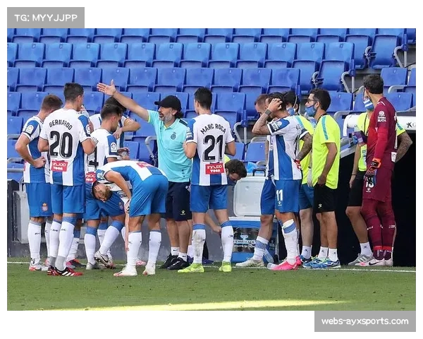 流浪者球迷围堵球队大巴引发骚乱 主帅紧急撤离现场避险 流浪者球迷围堵球队大巴引发骚乱 主帅紧急撤离现场避险